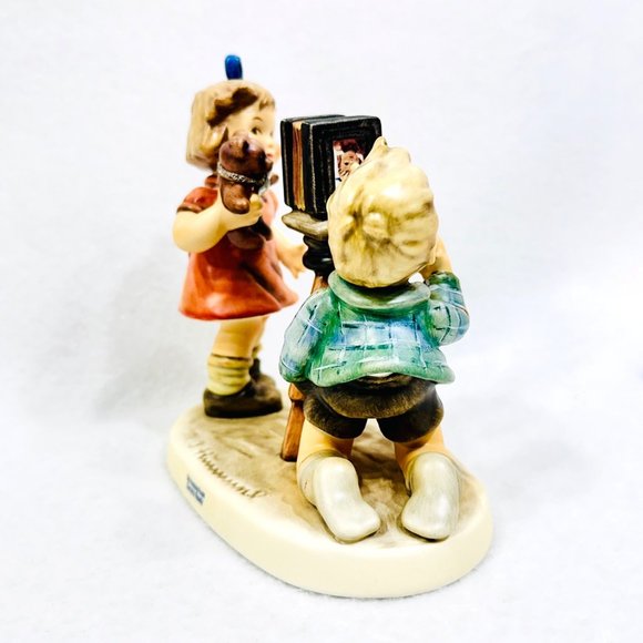 Goebel Hummel #2132 "Camera Ready" 25th Anniversary Edition TMK8 - Picture 5 of 16